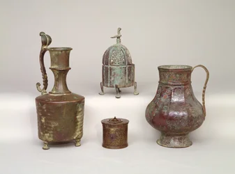 Incensario, jarra, tintero y jarra del siglo XII-XIII (bronce)
